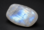 Moonstone crystal meaning and intuition